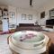 DOWNTOWN Central Square Apartment Guesthouse with Full Kitchen, Panoramic Views, Self Check-in & Free Parking - 卡赞勒克