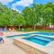 Private Pool & Hot Tub! Charming Hill Country Home Minutes to Wineries/Shops! - 约翰逊城