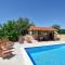 3 Bedroom Cozy Home In Hrvace