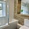 Central Home in Bradford with Free Parking Sleeps 4 - 布雷得佛