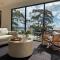White Beach Retreat - Luxurious Water Views