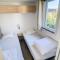 Mobil-home Confort 2 chambres, Piscine chauffée, 200 m de la plage, Parking et Wi-Fi inclus - FR-1-361A-77
