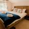 Well presented 2 bedroom Chester cottage with great river views