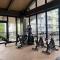 212B Amani Grand Resort Residences near to Airport with pool, gym, wifi, netflix - Pusok