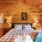 Golden Getaway - Mountain Views, Hot Tub, Outdoor Fire Pit, Cozy Accommodations - Mineral Bluff, GA - Mineral Bluff