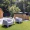 Yellow Tiny House with shared pool - زيولْد
