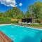 Yellow Tiny House with shared pool - زيولْد