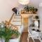Yellow Tiny House with shared pool - زيولْد