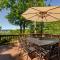 Large Lake Tudor Home, Dock, 3 acres, walk to Bagnell Dam , 1 MM - بحيرة أوزارك