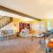 Large Lake Tudor Home, Dock, 3 acres, walk to Bagnell Dam , 1 MM - بحيرة أوزارك