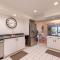 Large Lake Tudor Home, Dock, 3 acres, walk to Bagnell Dam , 1 MM - بحيرة أوزارك