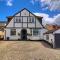 Modernised Luxury Family Home in Theydon Bois With London Skyline Views - Theydon Bois