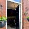 Interior Designed 4 bed House with stocked Bar & gym sleeps minimum 7 - Horsforth
