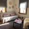 Guest House with a garden and private parking space - 兹拉马