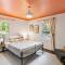 Charming Cottage in Walkable Downtown Decatur - 迪凯特