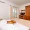 Apartment and Rooms Artina