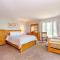 Large Lake Tudor Home, Dock, 3 acres, walk to Bagnell Dam , 1 MM - بحيرة أوزارك