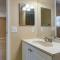 1 Mi to Light Rail Englewood Condo with Pool Access - 恩格尔伍德