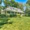 Cape Cod Family Home with Community Beach Access - 伯恩