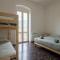 Fancy apartment bright with city and mountain view on an ancient staircase 5 mins to the station with 2 balcony with amazing city view - La Spezia