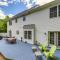 Mystic Retreat with Patio and Grill Walk to River! - ميستيك