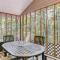 Cabin with Deck and Screened-In Porch in New Market! - نيو ماركت