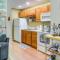 Cabin with Deck and Screened-In Porch in New Market! - نيو ماركت