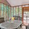 Cabin with Deck and Screened-In Porch in New Market! - نيو ماركت
