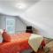 Spacious 4 bedroom Overlooking River