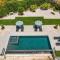 Villa Recluso-3 bd luxury country villa, huge heated pool with hydromassage, individual bbq & large yard, mountain view