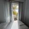 Sunny Modern Beach Retreat Steps from the Shore - 萨罗尼扎