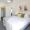 City Centre Apartment with Mountain and Pool Views - Cairns