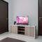 Comfortable and Homey 2BR at Transpark Bintaro Apartment By Travelio - 当格浪