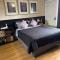Le Noir, A private bedroom with a private entrance - shared bathroom - لاس فيغاس