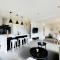 Prime Location with Stunning Harbour Bridge View - أوكلاند