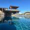 Villa de luxe surplombant la mer, piscine suspendue