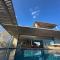Villa de luxe surplombant la mer, piscine suspendue