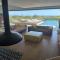 Villa de luxe surplombant la mer, piscine suspendue