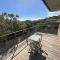 Villa de luxe surplombant la mer, piscine suspendue