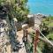 Il Poggetto piano terra, 4 camere, vista mozzafiato, a soli 200 m dal mare! by Alfareal
