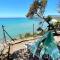 Il Poggetto piano terra, 4 camere, vista mozzafiato, a soli 200 m dal mare! by Alfareal