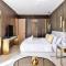 Maison Privee - Glamourous Apt with Sea Views at FIVE Palm - Dubaj
