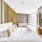 Maison Privee - Glamourous Apt with Sea Views at FIVE Palm - Dubaj