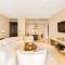 Maison Privee - Glamourous Apt with Sea Views at FIVE Palm - Dubaj