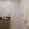 Studio prox shopping Curitiba Wifi, TV a Cabo e ar by UROOMS - كوريتيبا