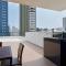 Studio prox shopping Curitiba Wifi, TV a Cabo e ar by UROOMS