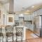 Half Mi to Galveston Seawall Home with Yard and Grill - Galveston