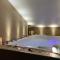 Cocon Blanc câlin avec Jacuzzi privatif - LoveRoom Insolite - Saint-Étienne