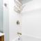 Light-Filled Retreat near the Heart of Burlington - 伯灵顿