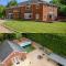Stratford-upon-Avon 4BR Family Mansion on 1 acre with Pool, Gym & BBQ!